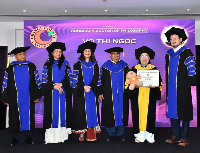 Kỹ sư Võ Thị Ngọc được trường Đại học Quận Cam Hoa Kỳ (OCU) phong tiến sĩ danh dự chuyên ngành Giống cây trồng mới. 