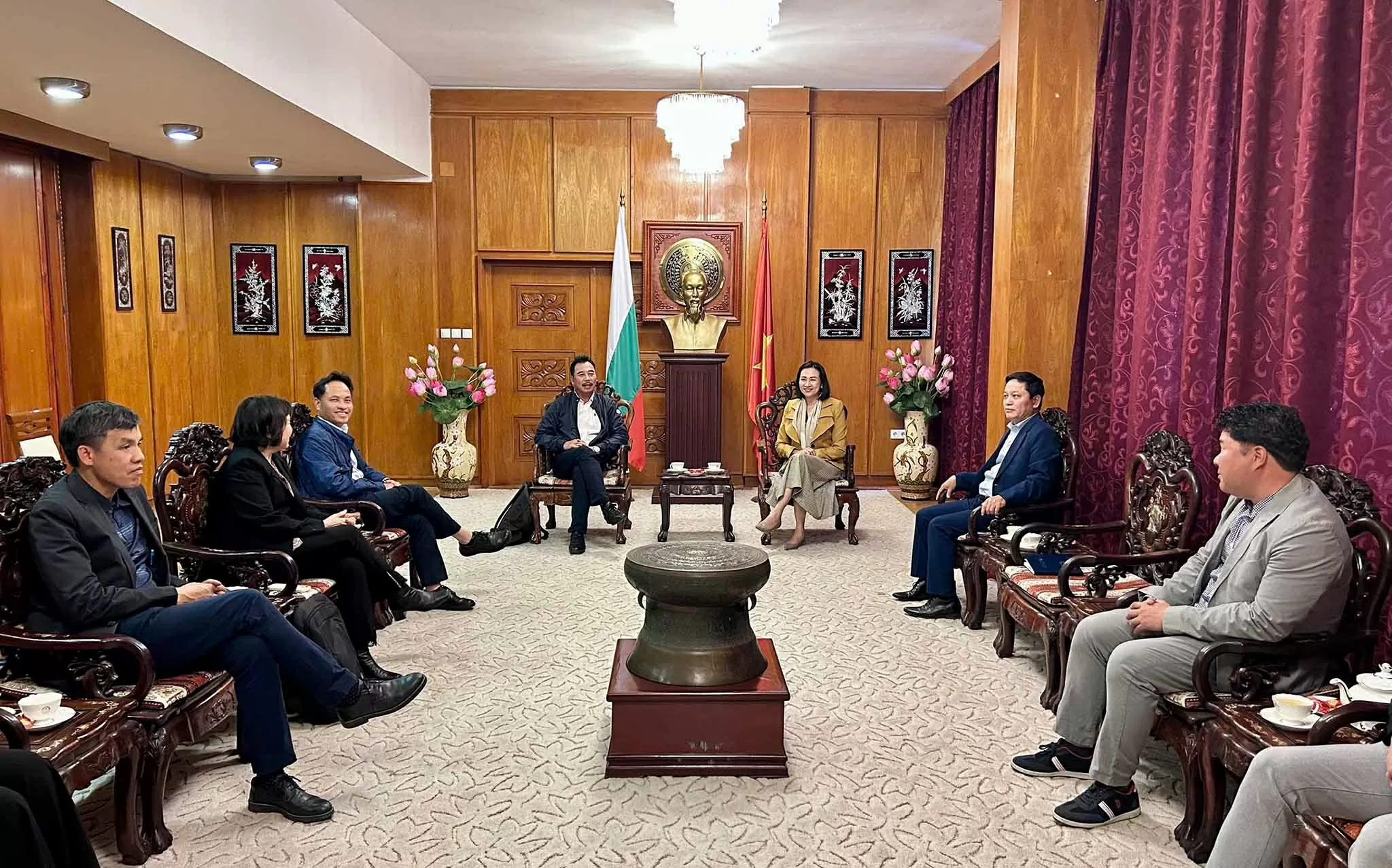 Đại sứ Nguyễn Thị Minh Nguyệt tiếp Ban chấp hành Hội người Việt tại Bulgaria, Hội hữu nghị Bulgaria-Việt Nam