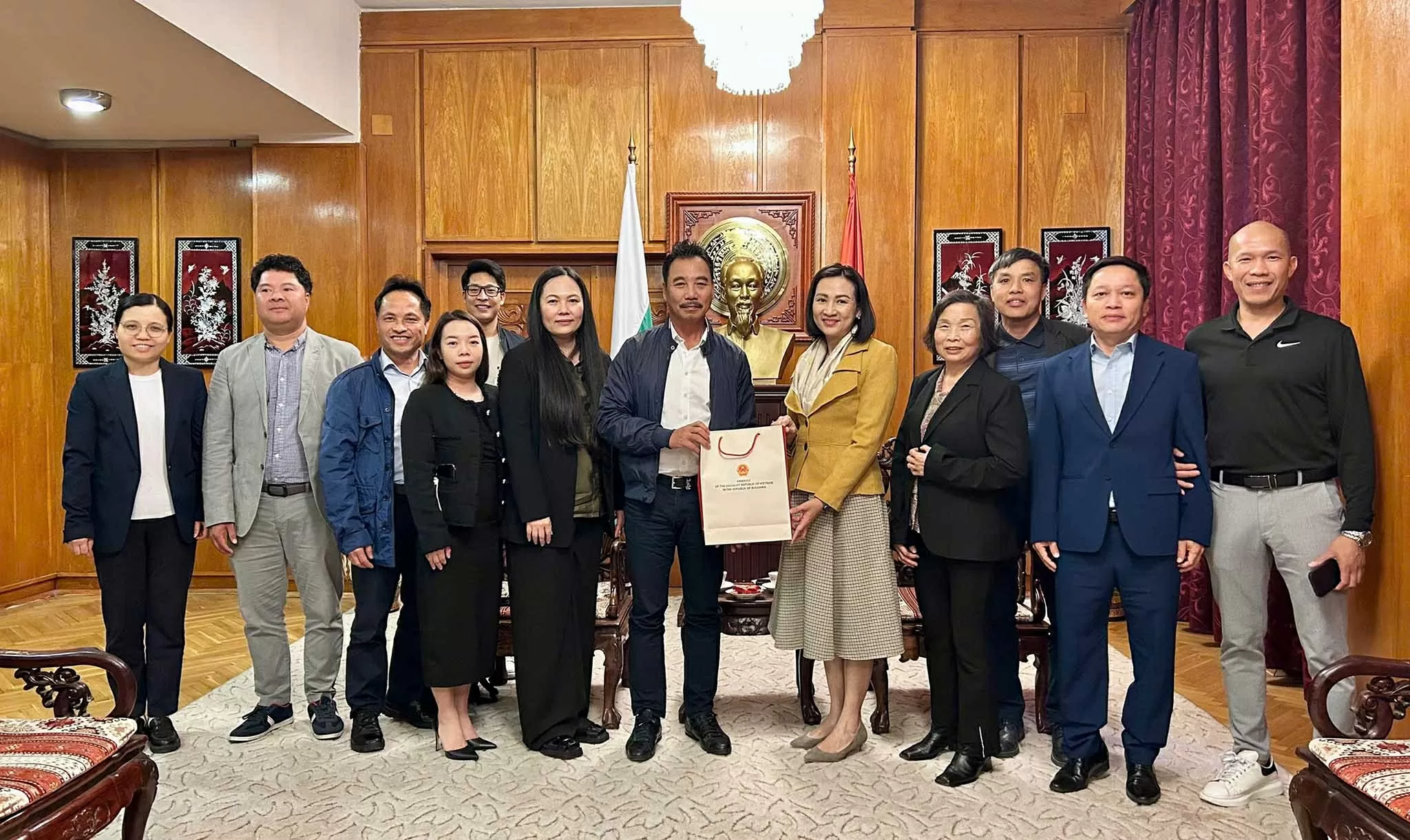 Đại sứ Nguyễn Thị Minh Nguyệt tiếp Ban chấp hành Hội người Việt tại Bulgaria, Hội hữu nghị Bulgaria-Việt Nam