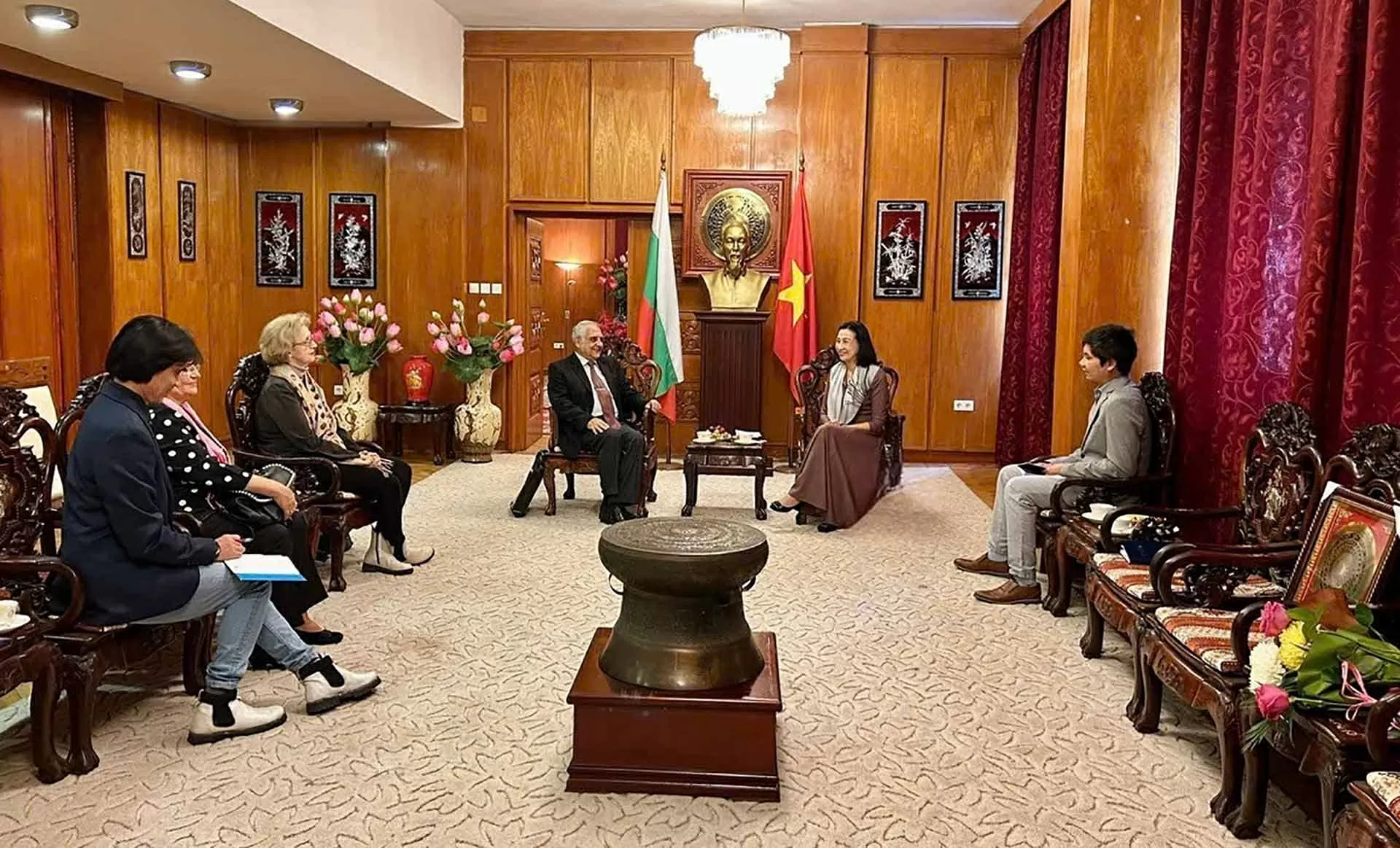 Đại sứ Nguyễn Thị Minh Nguyệt tiếp Ban chấp hành Hội người Việt tại Bulgaria, Hội hữu nghị Bulgaria-Việt Nam