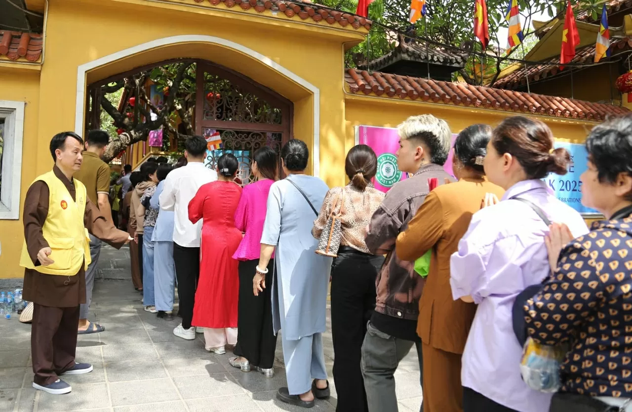 hàng nghìn phật tử trên cả nước đổ về chùa Quán Sứ đón mừng lễ Phật đản với lòng thành kính và niềm hân hoan, tạo nên không khí thiêng liêng và trang trọng. (Ảnh: Thành Long)