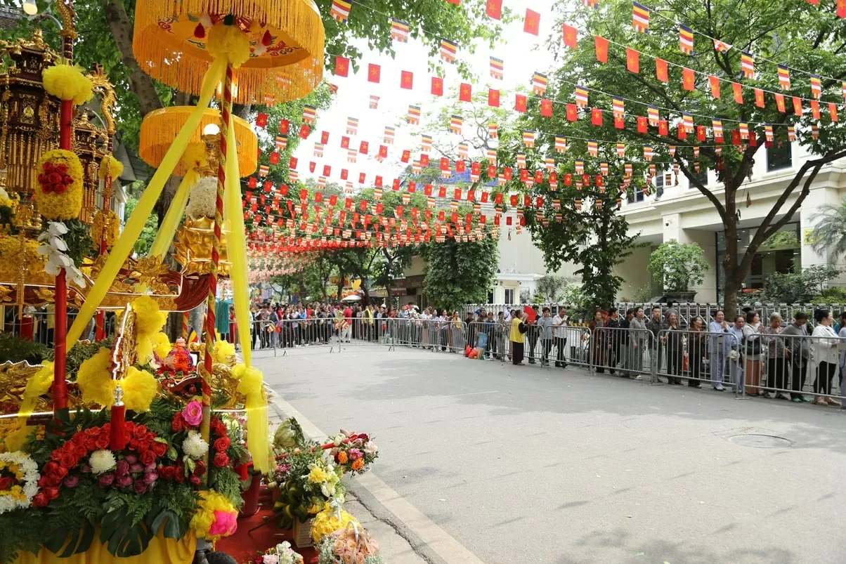 Đại lễ Vesak năm nay diễn ra trong bối cảnh Việt Nam vừa kỷ niệm 50 năm ngày Giải phóng miền Nam, thống nhất đất nước, mang nhiều ý nghĩa thiêng liêng và góp phần khẳng định vai trò của Phật giáo Việt Nam trong hội nhập quốc tế. Đại lễ Vesak năm nay diễn ra trong bối cảnh Việt Nam vừa kỷ niệm 50 năm ngày Giải phóng miền Nam, thống nhất đất nước, mang nhiều ý nghĩa thiêng liêng và góp phần khẳng định vai trò của Phật giáo Việt Nam trong hội nhập quốc tế.