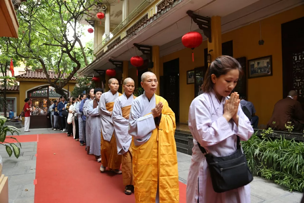 Đại lễ Vesak 2025 quy tụ rất nhiều Phật tử đến với chùa Quán Sứ. (Ảnh: Thành Long)