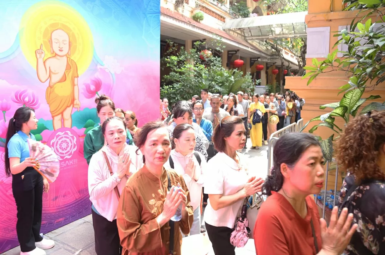 từ ngày 13 đến 16/5, chùa Quán Sứ còn là nơi tôn trí xá lợi Phật - một trong những bảo vật thiêng liêng bậc nhất của Phật giáo, được cung nghinh từ Ấn Độ.