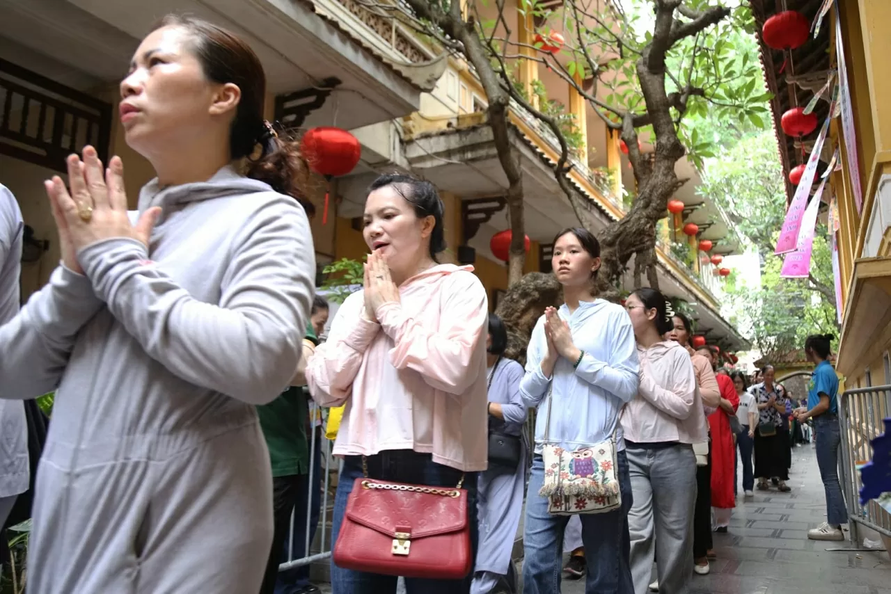 từ ngày 13 đến 16/5, chùa Quán Sứ còn là nơi tôn trí xá lợi Phật - một trong những bảo vật thiêng liêng bậc nhất của Phật giáo, được cung nghinh từ Ấn Độ.