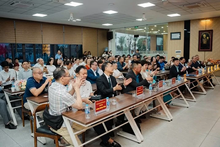 Nhịp cầu hữu nghị Việt-Trung tại thành phố Hoa phượng đỏ