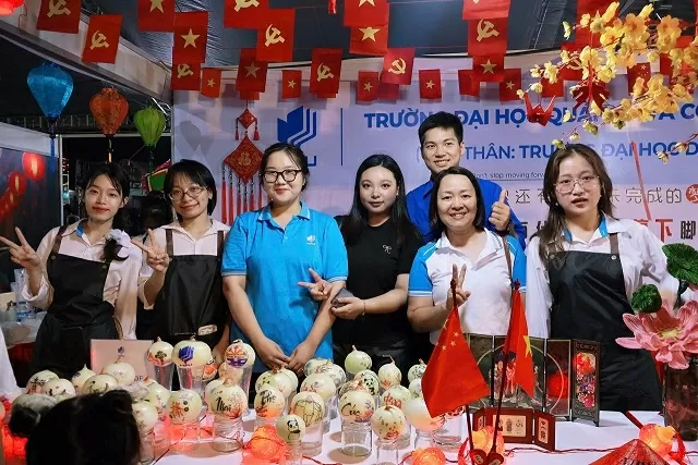 Nhịp cầu hữu nghị Việt-Trung tại thành phố hoa phượng đỏ Nhịp cầu hữu nghị Việt-Trung tại thành phố Hoa phượng đỏ