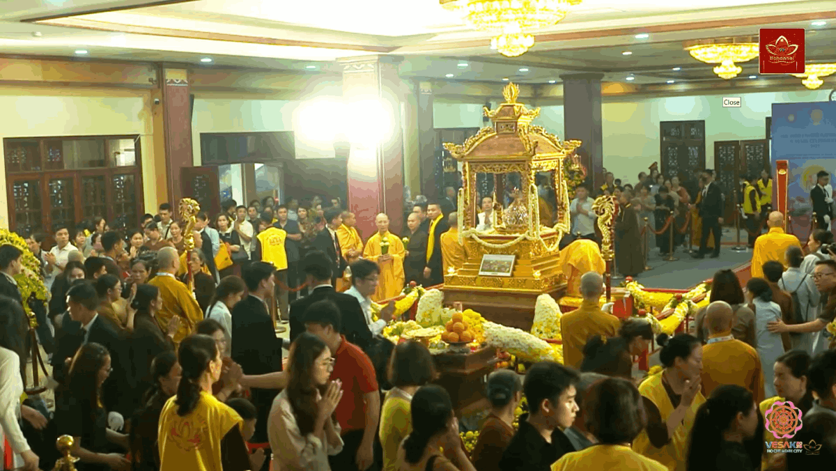 Bên trong Đại lễ