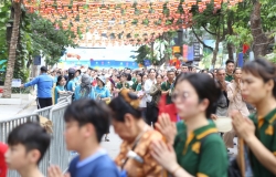 Dòng người trật tự xếp hàng thành kính chiêm bái xá lợi Đức Phật tại chùa Quán Sứ