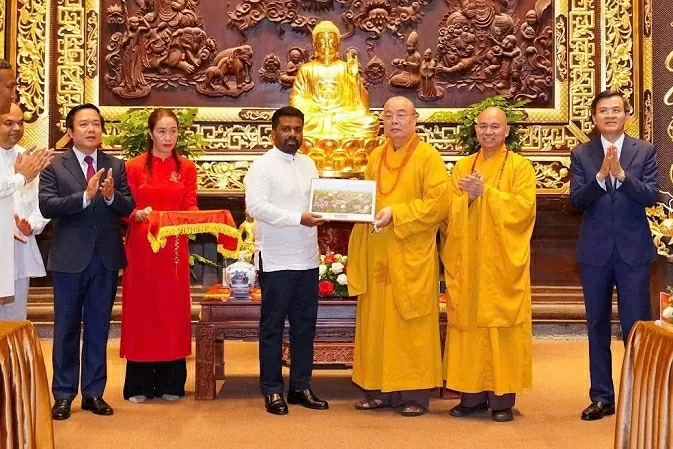 Tranh 'Liên hoa tịnh cảnh' mang duyên lành trong mùa Phật Đản