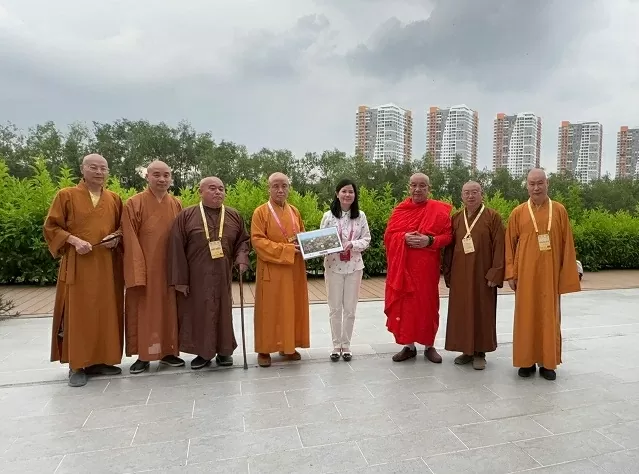 Tranh 'Liên hoa tịnh cảnh' mang duyên lành trong mùa Phật Đản