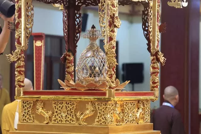 Dòng người xếp hàng thành kính chờ chiêm bái xá lợi Đức Phật tại chùa Quán Sứ