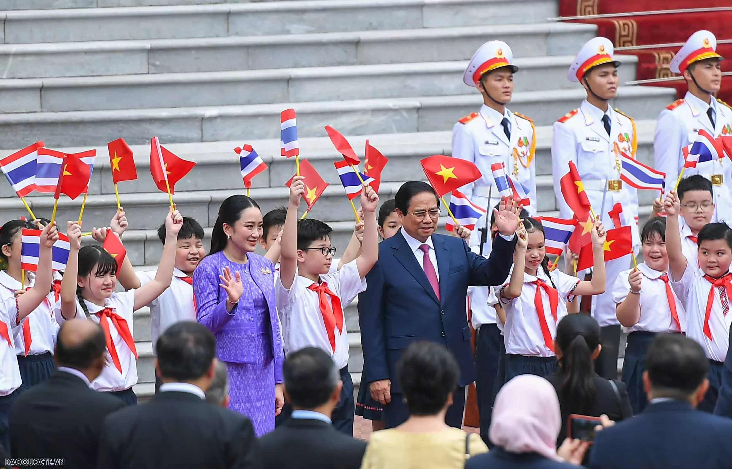 Chuyến thăm của Thủ tướng Thái Lan Paetongtarn Shinawatra diễn ra từ ngày 15-16/5 theo lời mời của Thủ tướng Phạm Minh Chính. Phủ Chủ tịch rực rỡ cờ hoa, dọc lối vào, các em học sinh vẫy cờ chào đón nữ Thủ tướng Paetongtarn Shinawatra đến thăm chính thức 