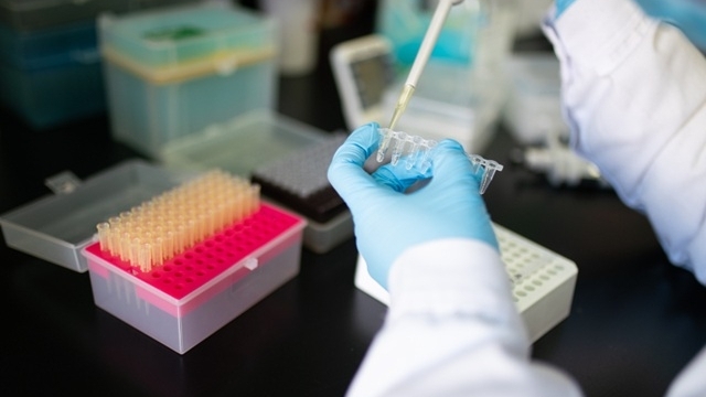 dich covid 19 quay tro lai manh me bo y te khuyen cao nhung nhom nguoi sau can dieu tri tai benh vien