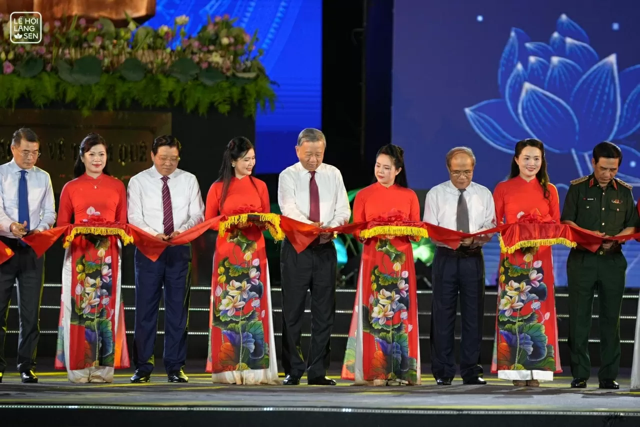 Nghệ An long trọng khai mạc Lễ hội làng Sen 2025 Nghệ An long trọng khai mạc Lễ hội làng Sen 2025