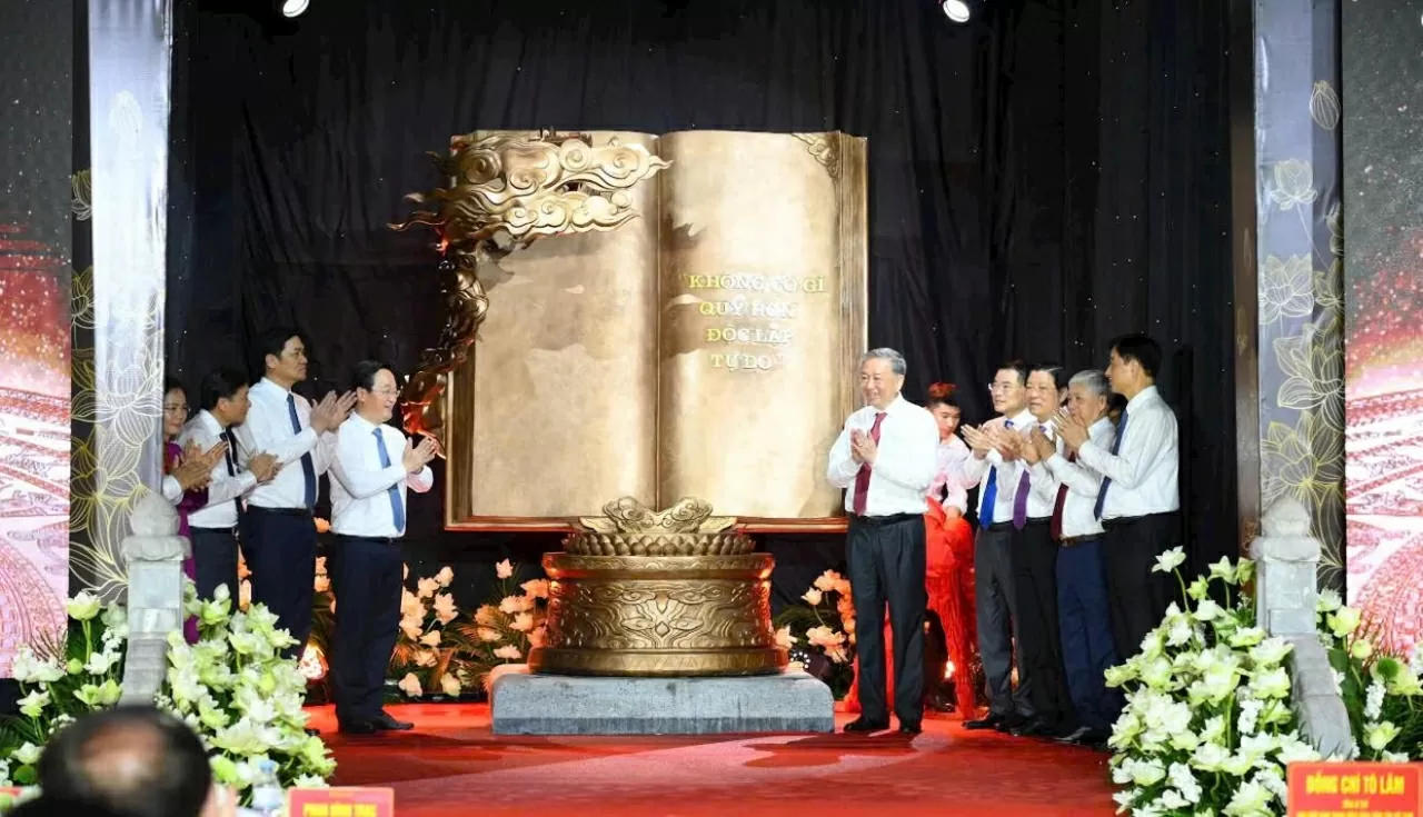 Nghệ An long trọng khai mạc Lễ hội làng Sen 2025 Nghệ An long trọng khai mạc Lễ hội làng Sen 2025