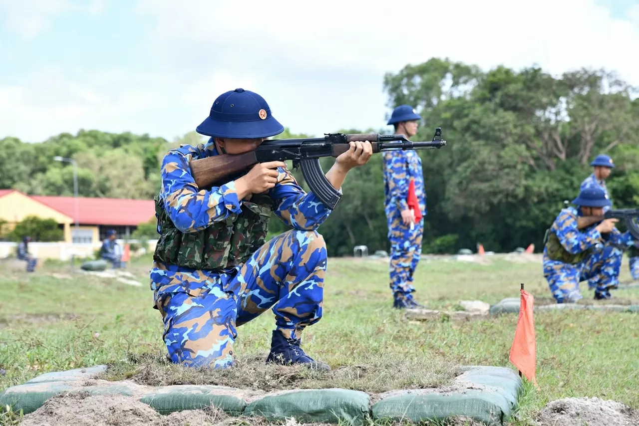 Chiến sĩ mới Bộ Tư lệnh Vùng 5 Hải quân thực hành “3 tiếng nổ” Chiến sĩ mới Bộ Tư lệnh Vùng 5 Hải quân thực hành “3 tiếng nổ”