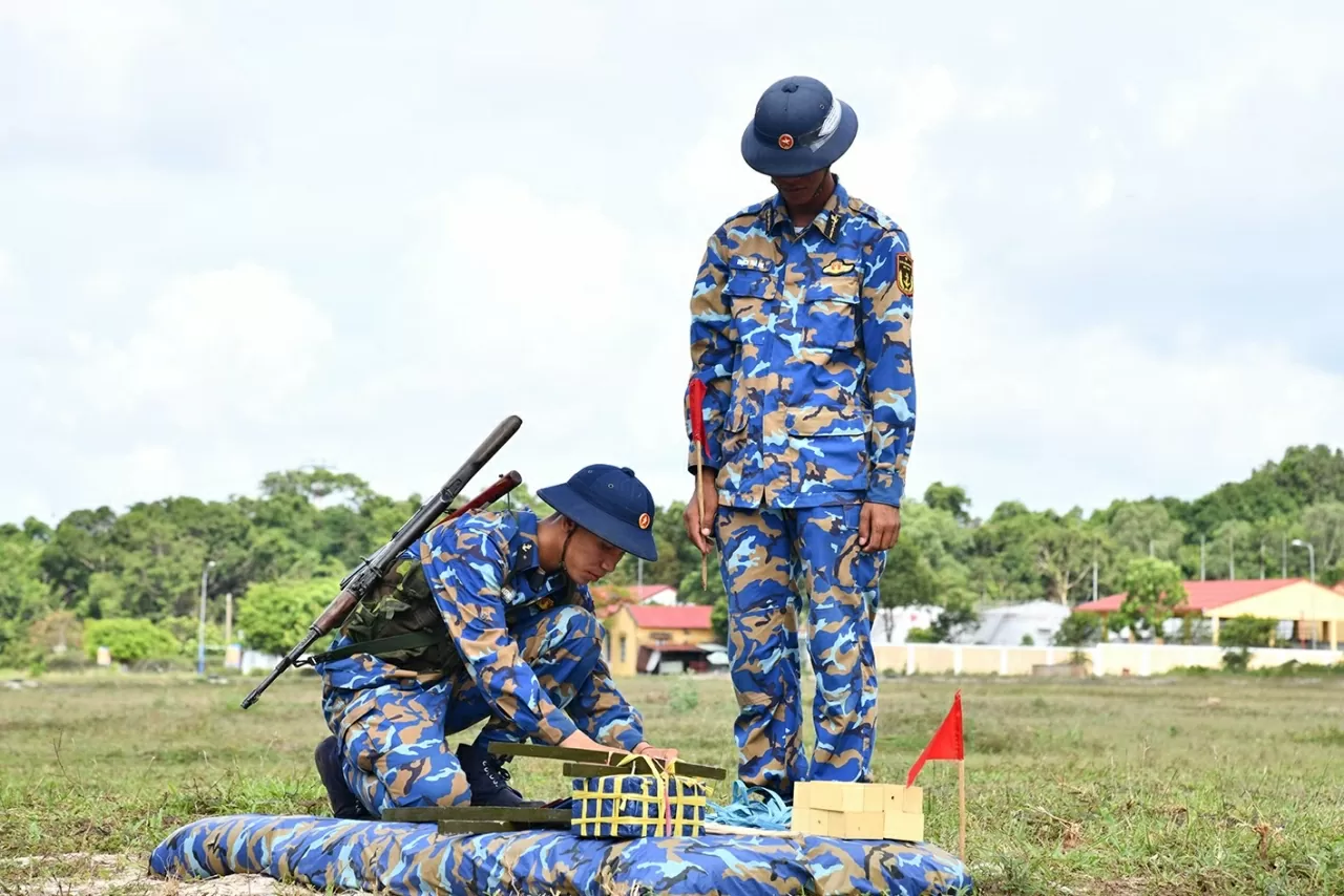 Chiến sĩ mới Bộ Tư lệnh Vùng 5 Hải quân thực hành “3 tiếng nổ” Chiến sĩ mới Bộ Tư lệnh Vùng 5 Hải quân thực hành “3 tiếng nổ”