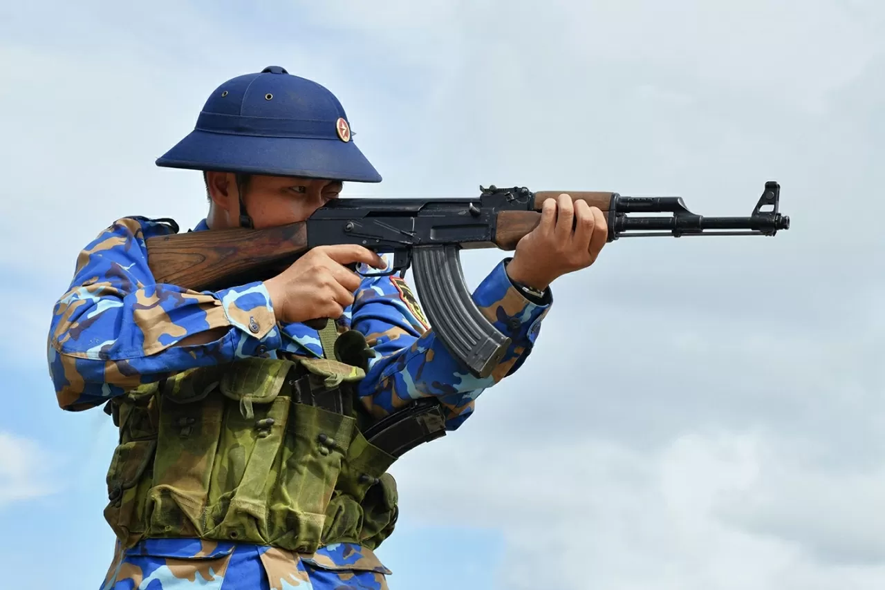 Chiến sĩ mới Bộ Tư lệnh Vùng 5 Hải quân thực hành “3 tiếng nổ”