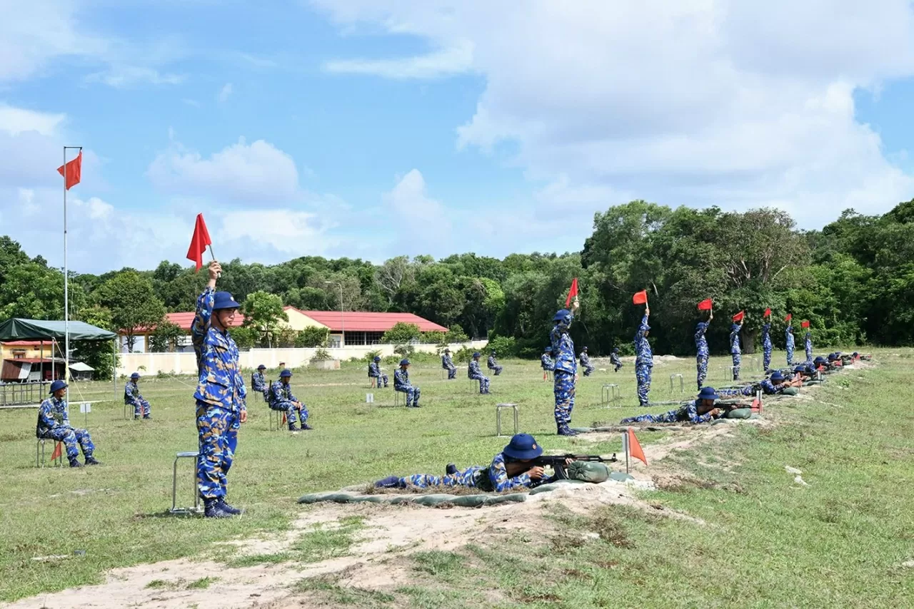 Chiến sĩ mới Bộ Tư lệnh Vùng 5 Hải quân thực hành “3 tiếng nổ” Chiến sĩ mới Bộ Tư lệnh Vùng 5 Hải quân thực hành “3 tiếng nổ”