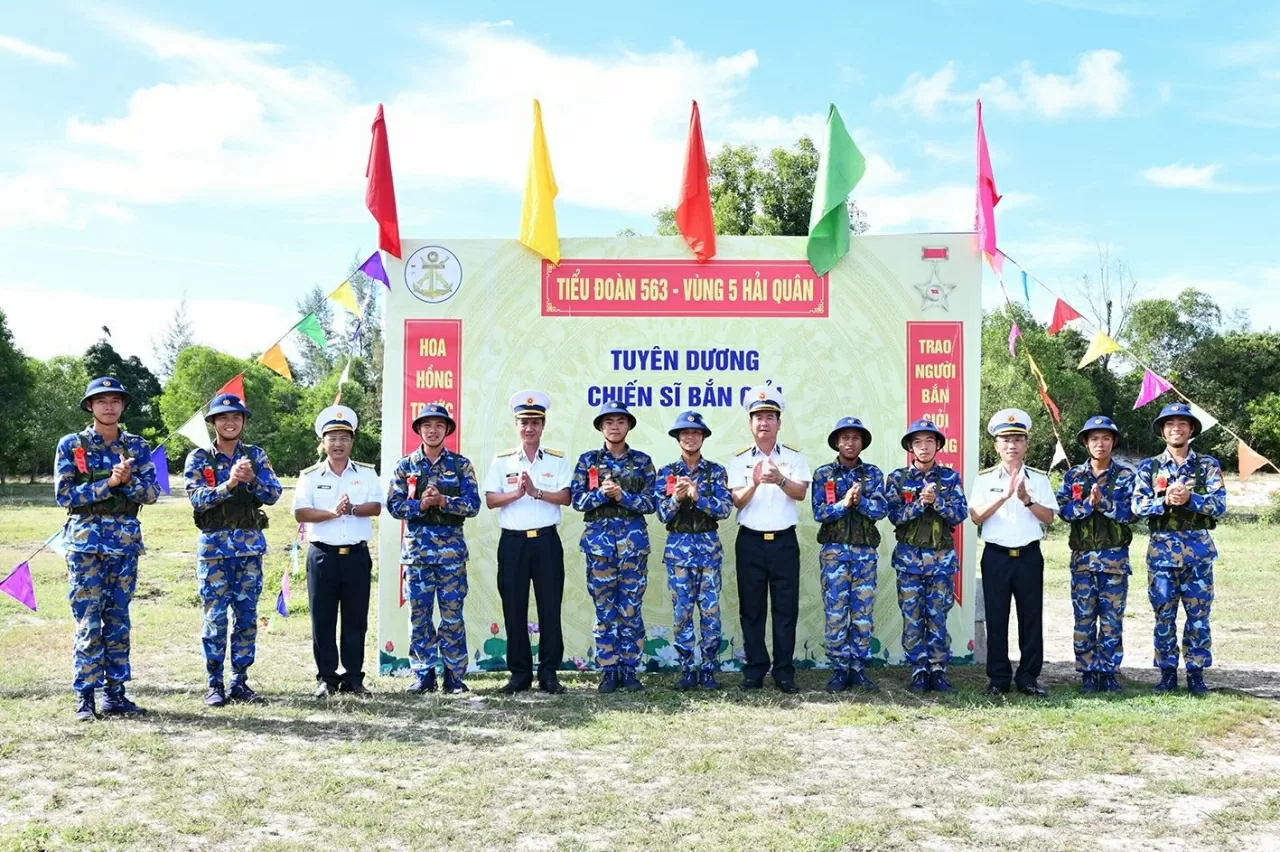 Chiến sĩ mới Bộ Tư lệnh Vùng 5 Hải quân thực hành “3 tiếng nổ” Chiến sĩ mới Bộ Tư lệnh Vùng 5 Hải quân thực hành “3 tiếng nổ”