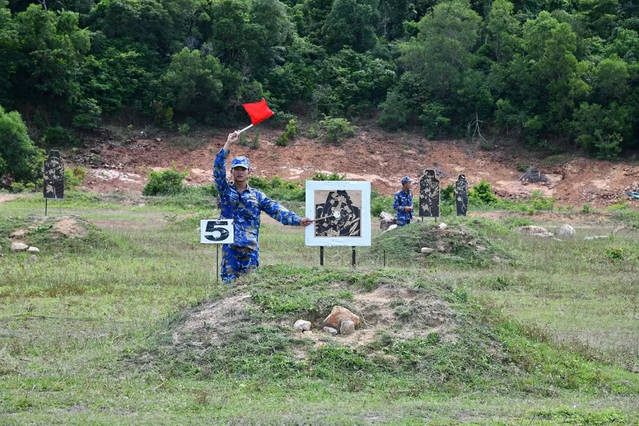 Chiến sĩ mới Bộ Tư lệnh Vùng 5 Hải quân thực hành “3 tiếng nổ” Chiến sĩ mới Bộ Tư lệnh Vùng 5 Hải quân thực hành “3 tiếng nổ”