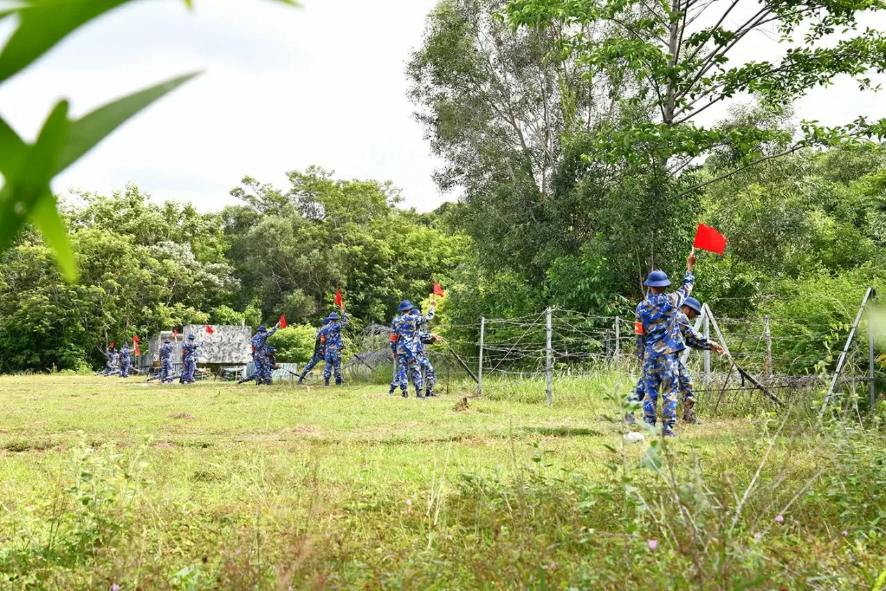 Chiến sĩ mới Bộ Tư lệnh Vùng 5 Hải quân thực hành “3 tiếng nổ” Chiến sĩ mới Bộ Tư lệnh Vùng 5 Hải quân thực hành “3 tiếng nổ”