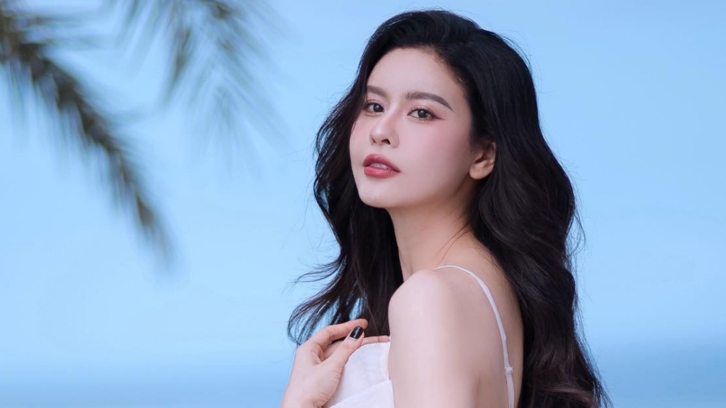 Sao Việt: Diễn viên Midu đẹp nên thơ; ca sĩ Quỳnh Anh khoe bờ vai quyến rũ