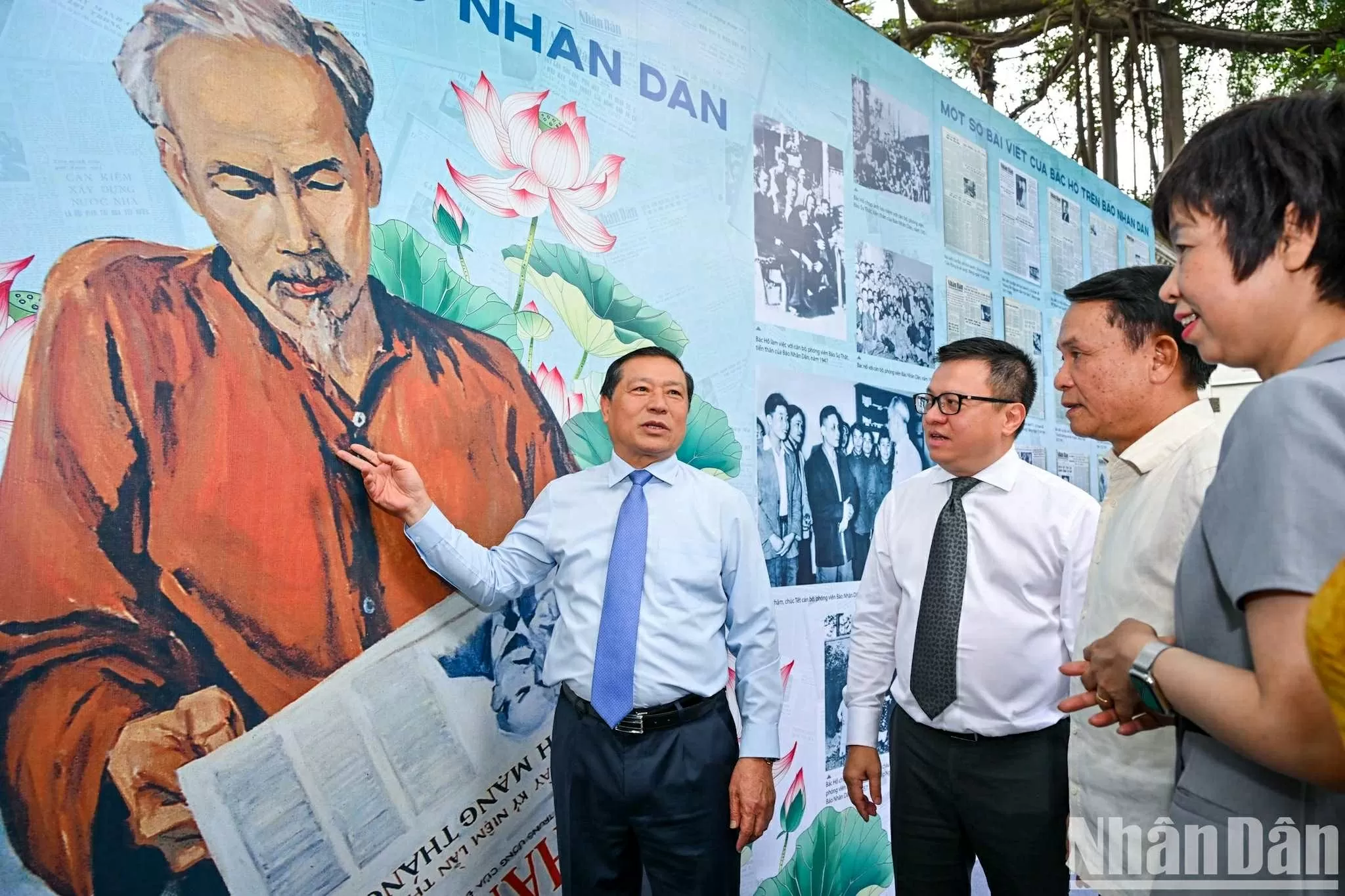 Khai mạc triển lãm và ra mắt ấn phẩm đặc biệt kỷ niệm 135 năm Ngày sinh Chủ tịch Hồ Chí Minh Khai mạc triển lãm và ra mắt ấn phẩm đặc biệt kỷ niệm 135 năm Ngày sinh Chủ tịch Hồ Chí Minh