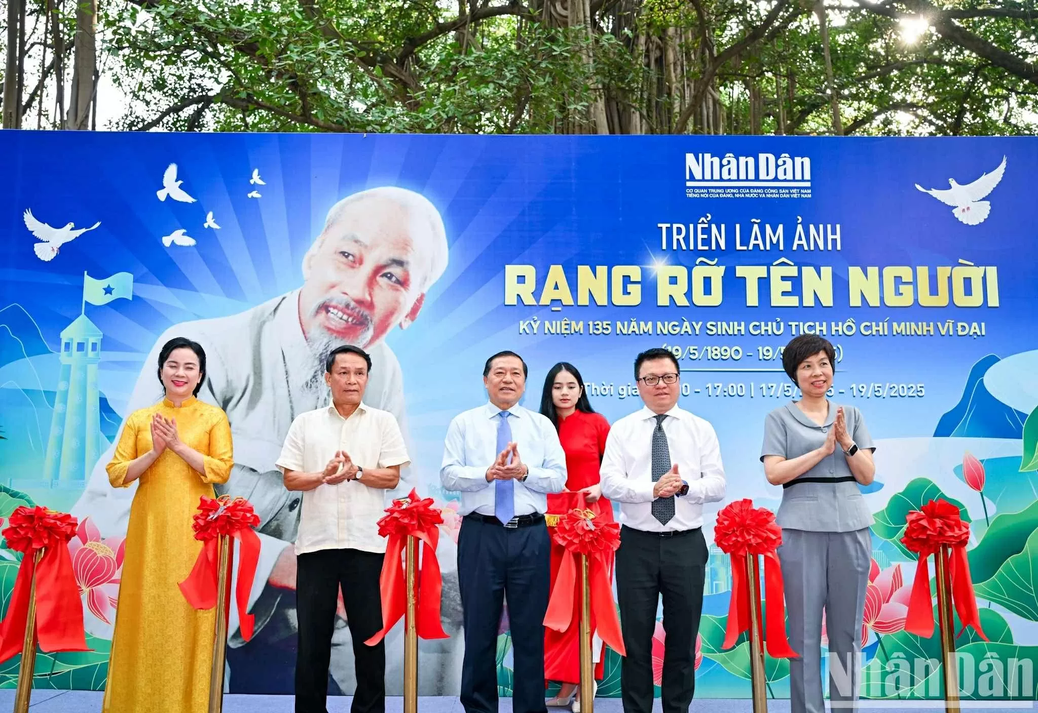 Các đại biểu cắt băng khai mạc triển lãm.