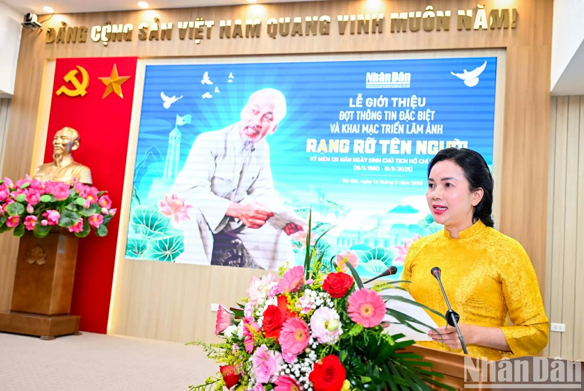 iám đốc Khu Di tích Chủ tịch Hồ Chí Minh tại Phủ Chủ tịch Lê Thị Phượng phát biểu tại buổi khai mạc triển lãm.
