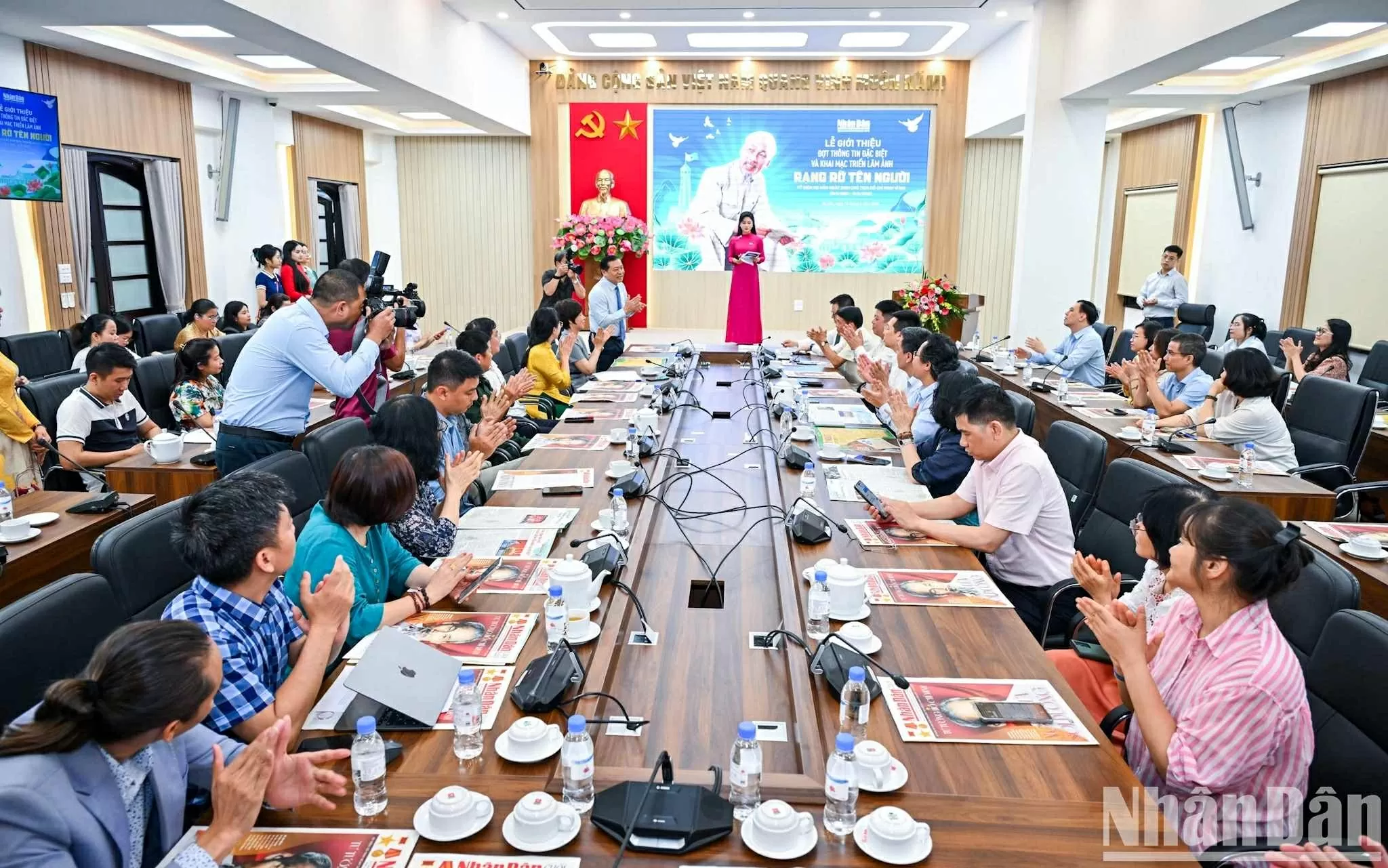 Đông đảo đại biểu dự buổi lễ ra mắt.