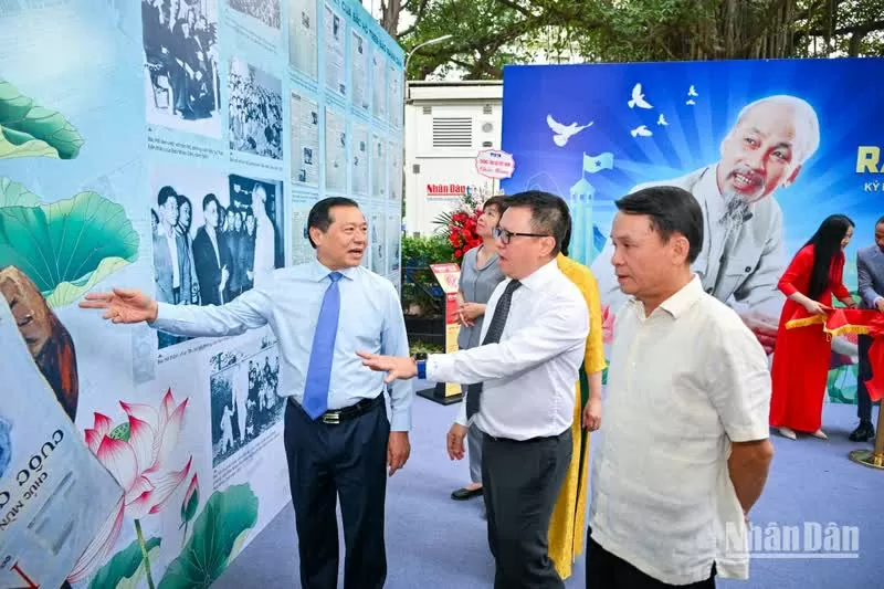 Khai mạc triển lãm và ra mắt ấn phẩm đặc biệt kỷ niệm 135 năm Ngày sinh Chủ tịch Hồ Chí Minh