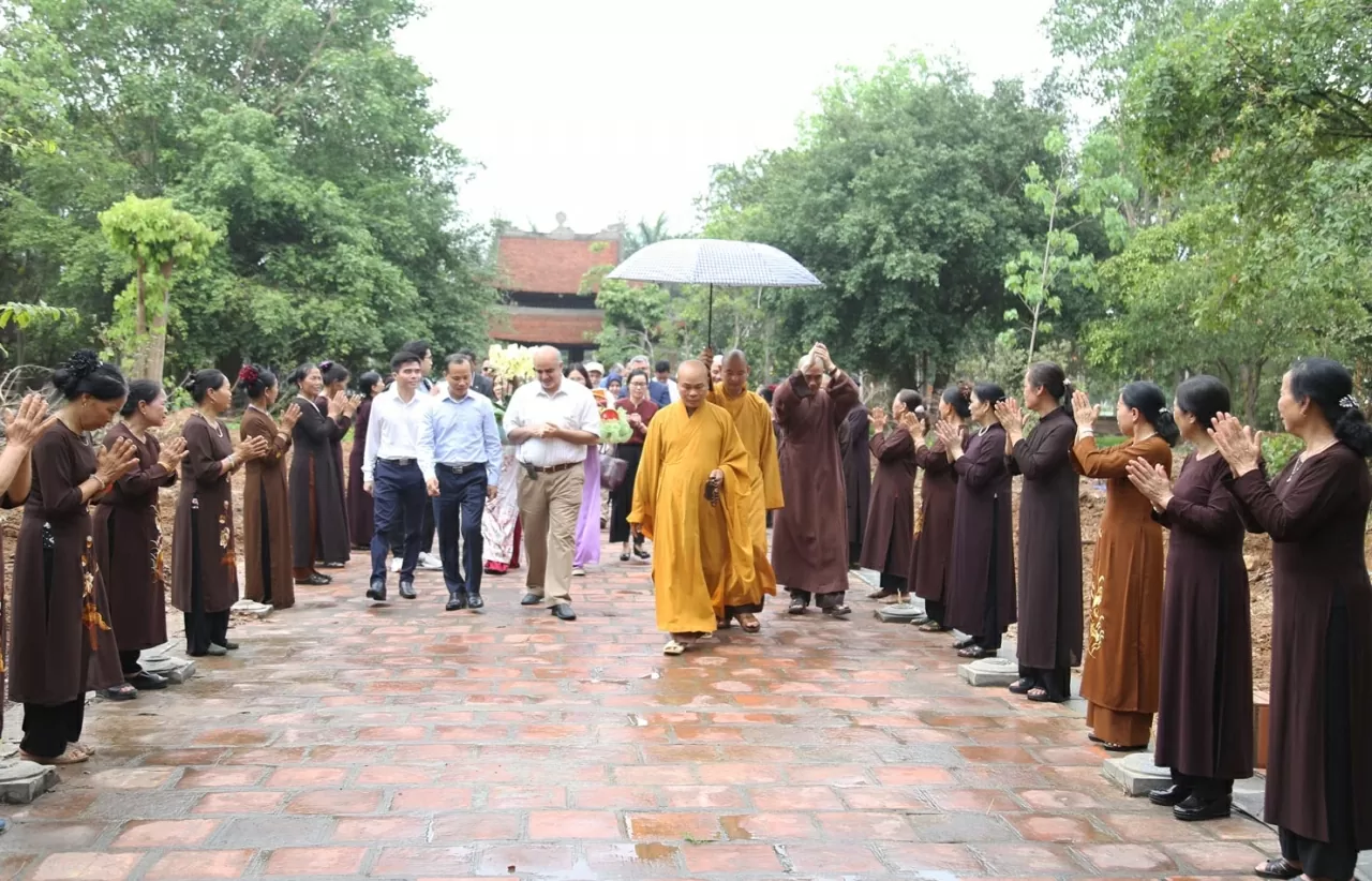 Đoàn đại sứ, đại biện, trưởng phái đoàn, trưởng đại diện của tổ chức quốc tế tại Việt Nam tham quan chùa Vĩnh Nghiêm (Bắc Giang). (Ảnh: Thành Long)