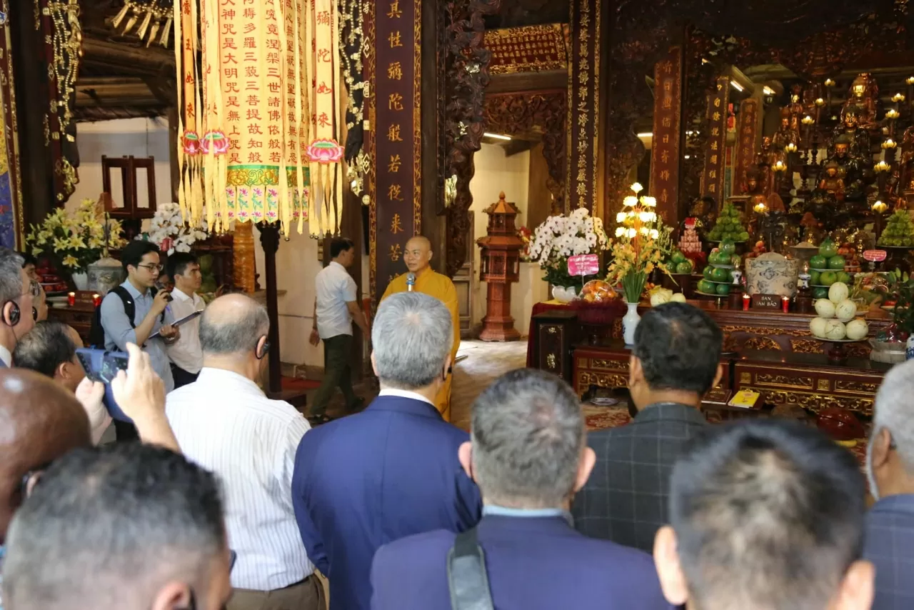 Các đại biểu tham quan chùa và tìm hiểu giá trị văn hóa, lịch sử của bộ mộc bản được UNESCO công nhận là Di sản tư liệu thuộc Chương trình Ký ức thế giới khu vực châu Á - Thái Bình Dương. (Ảnh: Thành Long) Các đại biểu tham quan chùa và tìm hiểu giá trị văn hóa, lịch sử của bộ mộc bản được UNESCO công nhận là Di sản tư liệu thuộc Chương trình Ký ức thế giới khu vực châu Á - Thái Bình Dương. (Ảnh: Thành Long)