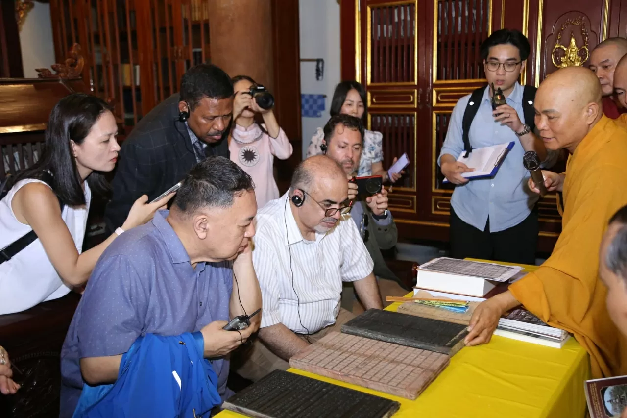 Các đại biểu tham quan chùa và tìm hiểu giá trị văn hóa, lịch sử của bộ mộc bản được UNESCO công nhận là Di sản tư liệu thuộc Chương trình Ký ức thế giới khu vực châu Á - Thái Bình Dương. (Ảnh: Thành Long)