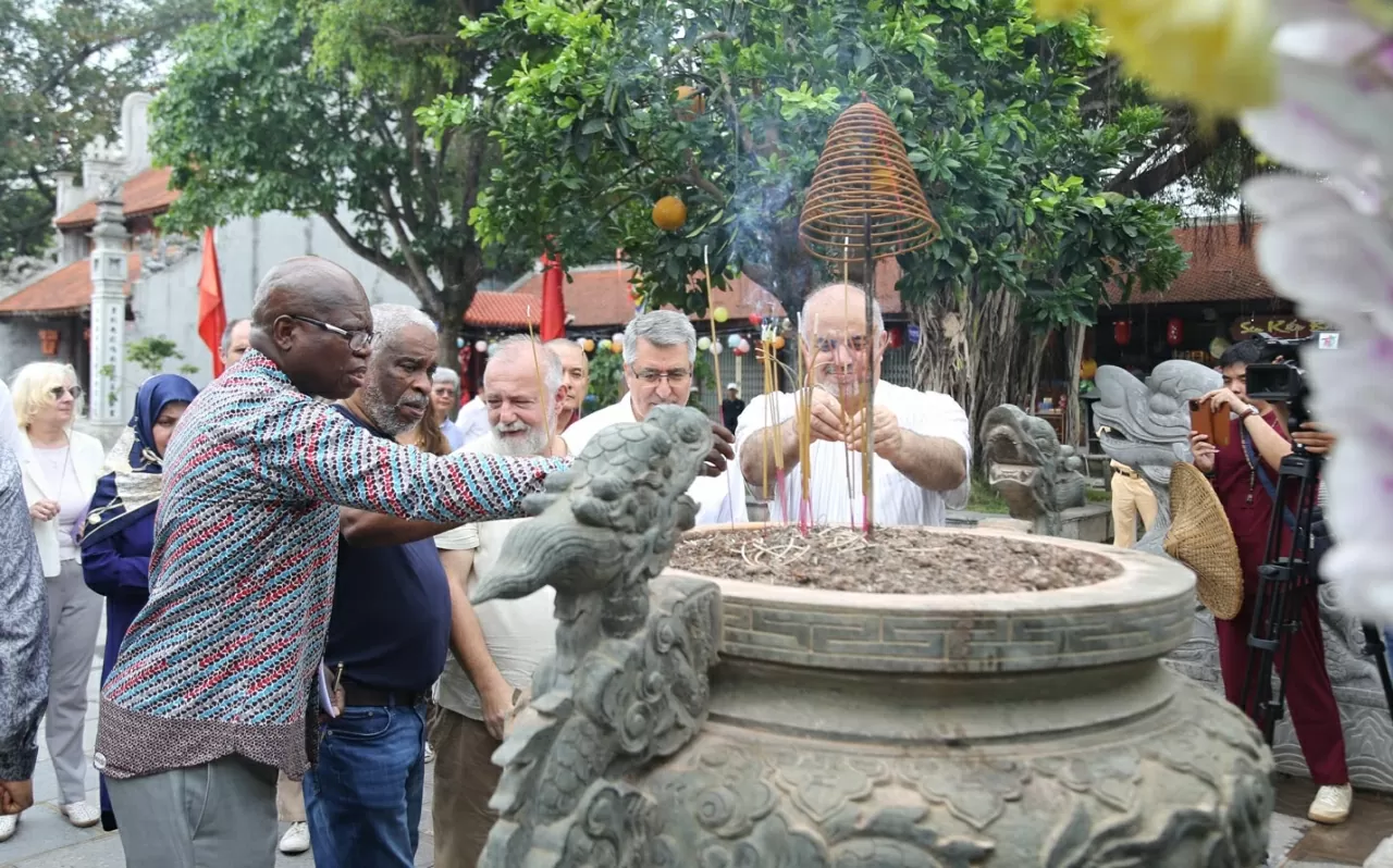 Đoàn đại sứ, đại biện, trưởng phái đoàn, trưởng đại diện của tổ chức quốc tế tại Việt Nam tham quan quần thể di tích lịch sử Côn Sơn-Kiếp Bạc (Hải Dương). (Ảnh: Thành Long)
