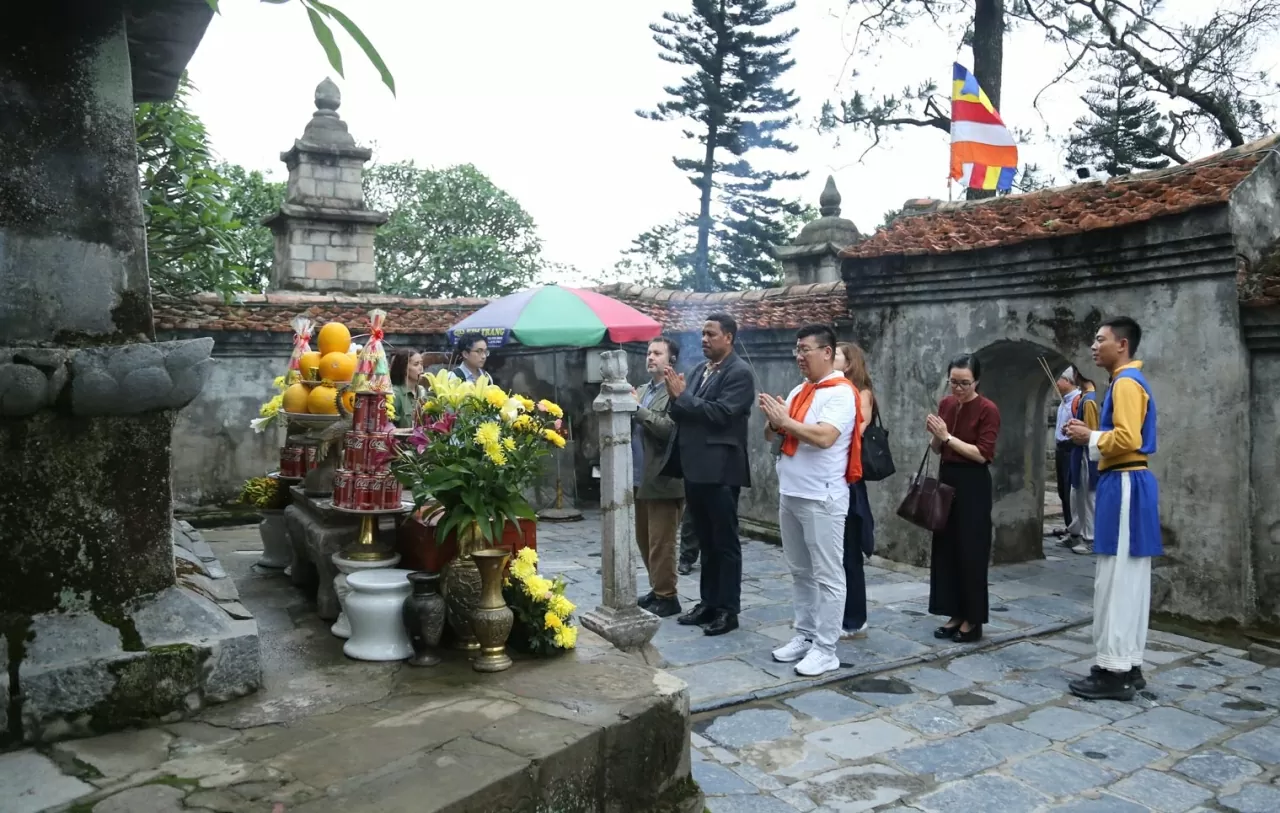 Đoàn đại sứ, đại biện, trưởng phái đoàn, trưởng đại diện của tổ chức quốc tế tại Việt Nam thắp hương tại chùa Yên Tử (Quảng Ninh). (Ảnh: Thành Long) Đoàn đại sứ, đại biện, trưởng phái đoàn, trưởng đại diện của tổ chức quốc tế tại Việt Nam thắp hương tại chùa Yên Tử (Quảng Ninh). (Ảnh: Thành Long)