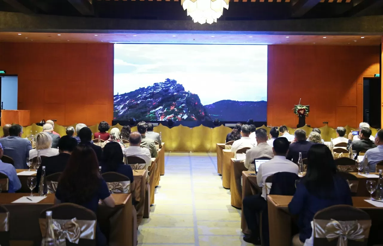 Các đại biểu xem thước phim giới thiệu về khu di tích và danh thắng Yên Tử - Vĩnh Nghiêm – Côn Sơn, Kiếp Bạc. (Ảnh: Thành Long) Các đại biểu xem thước phim giới thiệu về khu di tích và danh thắng Yên Tử - Vĩnh Nghiêm – Côn Sơn, Kiếp Bạc. (Ảnh: Thành Long)