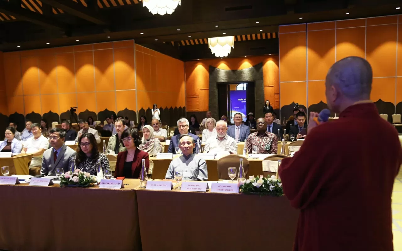 Hoàng thượng Thích Quán Thiện Tuệ cùng với các đại biểu dành 1 phút ngồi thiền. (Ảnh: Thành Long) Hoàng thượng Thích Quán Thiện Tuệ cùng với các đại biểu dành 1 phút ngồi thiền. (Ảnh: Thành Long)