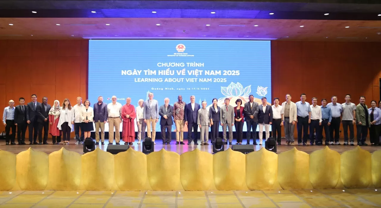 Chương trình có sự tham dự của Thứ trưởng Ngoại giao Nguyễn Minh Vũ, Phó Chủ tịch UBND tỉnh Quảng Ninh Lê Thị Hồng Vân và gần 50 đại biểu là các Đại sứ, Trưởng đại diện và thành viên từ ngoại giao đoàn, các tổ chức quốc tế tại Việt Nam. (Ảnh: Thành Long)