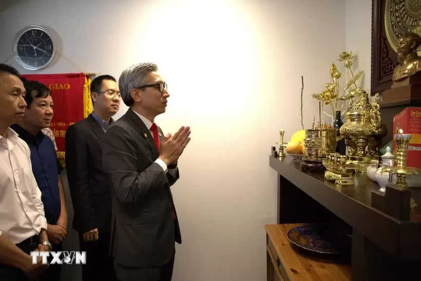 Các cán bộ, nhân viên của Đại sứ quán Việt Nam cùng đại diện cộng đồng người Việt Nam tại Israel dâng hương trước bàn thờ Chủ tịch Hồ Chí Minh. (Ảnh: Phạm Hà/TTXVN) Các cán bộ, nhân viên của Đại sứ quán Việt Nam cùng đại diện cộng đồng người Việt Nam tại Israel dâng hương trước bàn thờ Chủ tịch Hồ Chí Minh. (Ảnh: Phạm Hà/TTXVN)