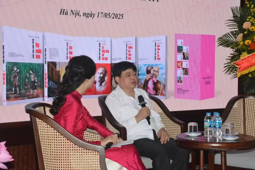 Phó Giáo sư-Tiến sỹ-nhà văn Nguyễn Thế Kỷ chia sẻ về tác phẩm. (Ảnh: Hoàng Hoàng/Vietnam+) Phó Giáo sư-Tiến sỹ-nhà văn Nguyễn Thế Kỷ chia sẻ về tác phẩm. (Ảnh: Hoàng Hoàng/Vietnam+)