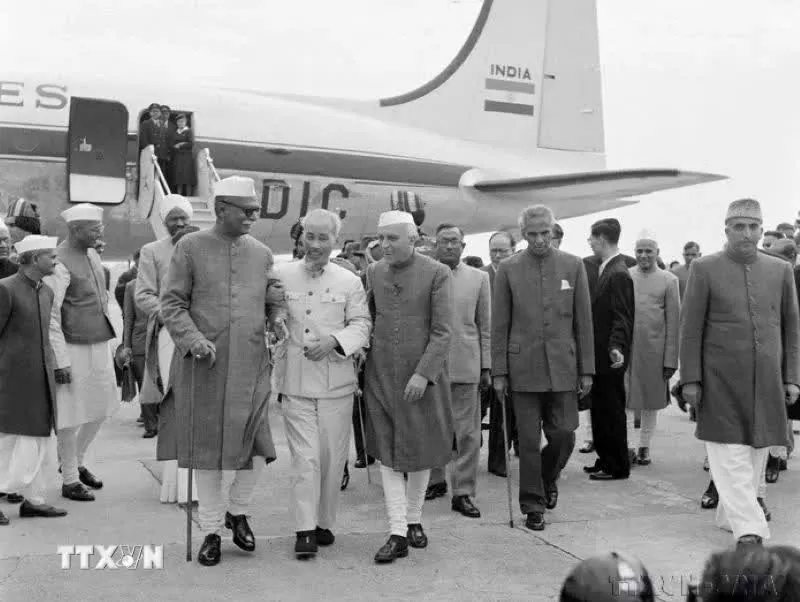 Tổng thống Prasat và Thủ tướng Jawaharlal Nehru ra sân bay New Delhi đón Chủ tịch Hồ Chí Minh thăm hữu nghị Ấn Độ từ ngày 5-14/2/1958. (Ảnh: Tư liệu TTXVN)