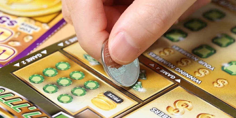 Trúng 130 tỷ đồng khi mua vé số cào vào ngày sinh nhật. Ảnh minh họa: Daily Express