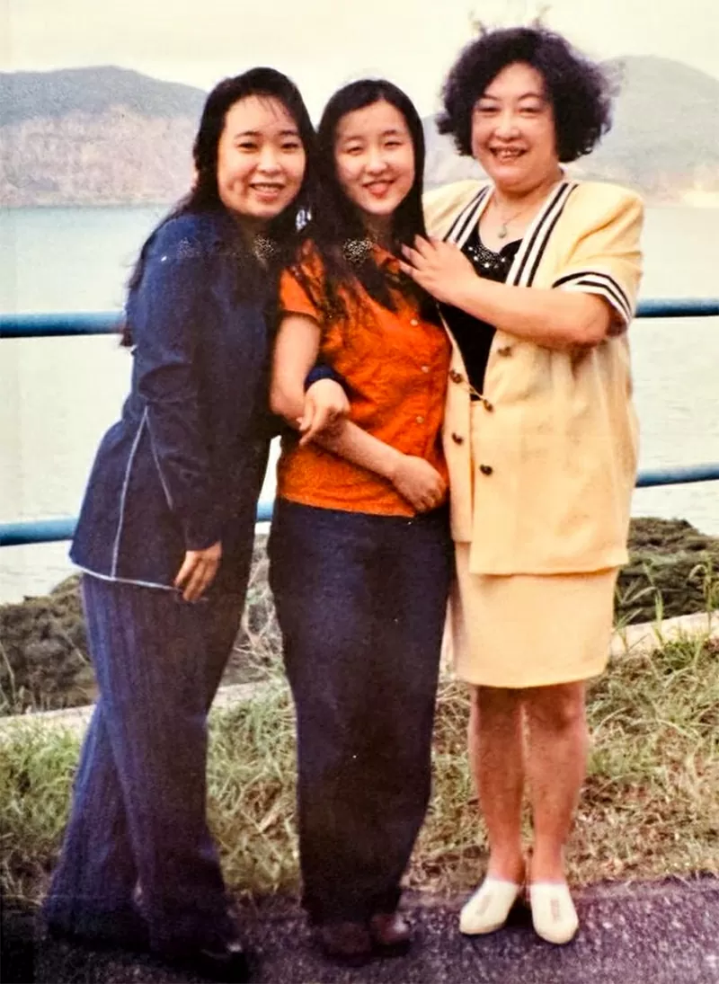 Chong Kin-wo (phải) cùng hai cô con gái Joanne (trái) và Jessica (giữa). Ảnh: Joanne Wong