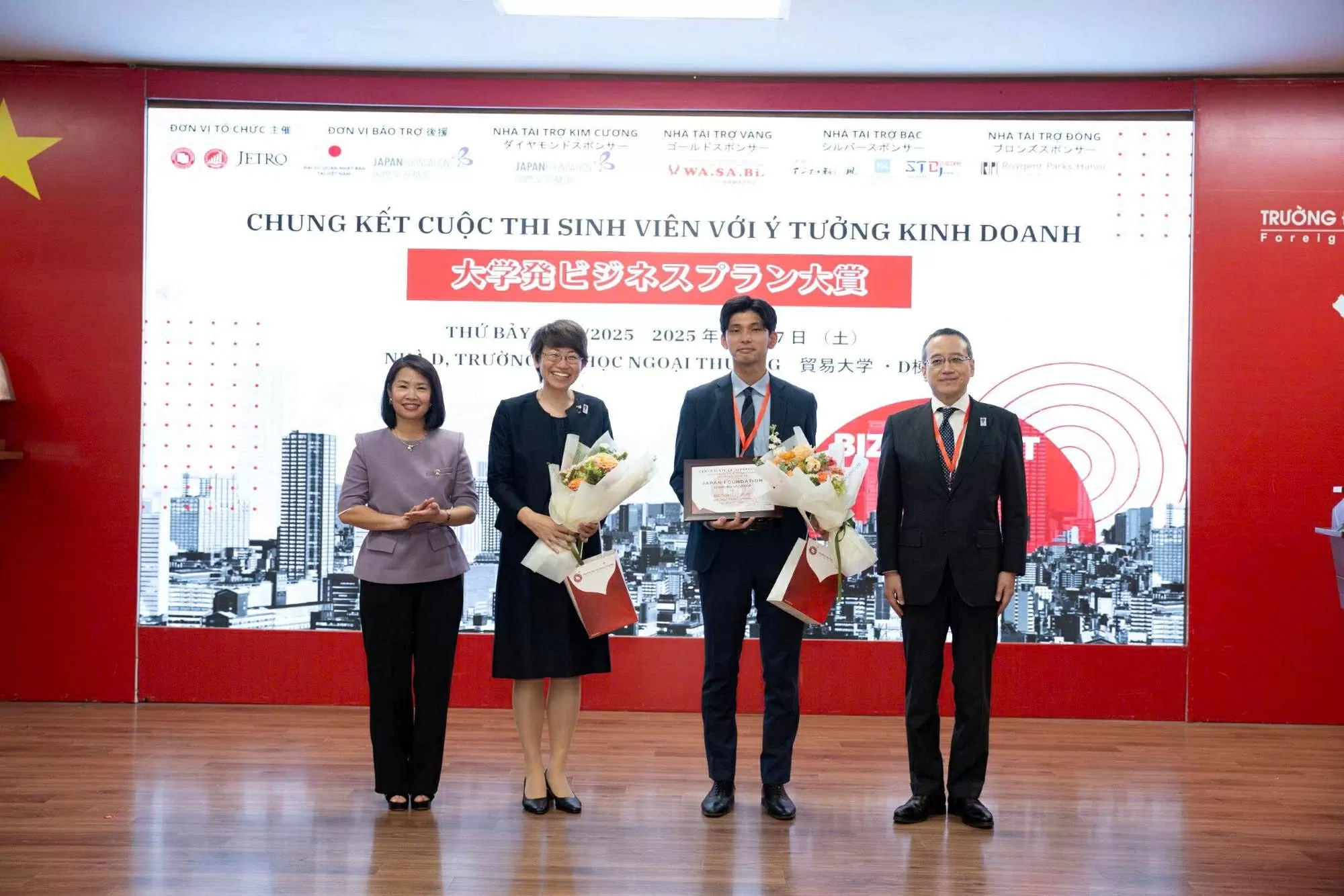 Đại diện Đại sứ quán Nhật Bản tại Việt Nam và Trung tâm giao lưu văn hóa Nhật Bản tại Việt Nam nhận hoa từ Ban tổ chức