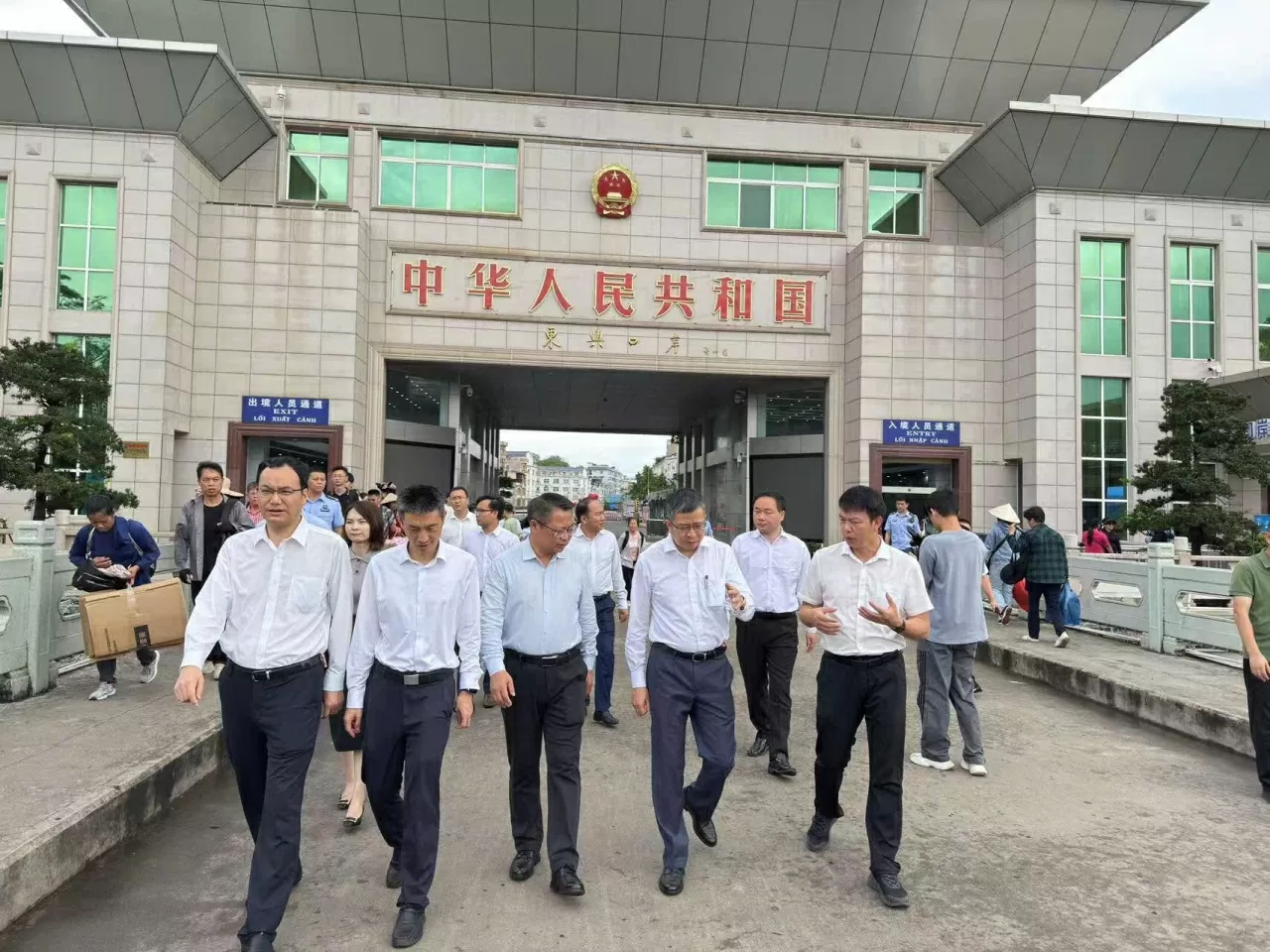 Làm sâu sắc hơn nữa hợp tác giữa Quảng Tây (Trung Quốc) với các địa phương Việt Nam Làm sâu sắc hơn nữa hợp tác giữa Quảng Tây (Trung Quốc) với các địa phương Việt Nam