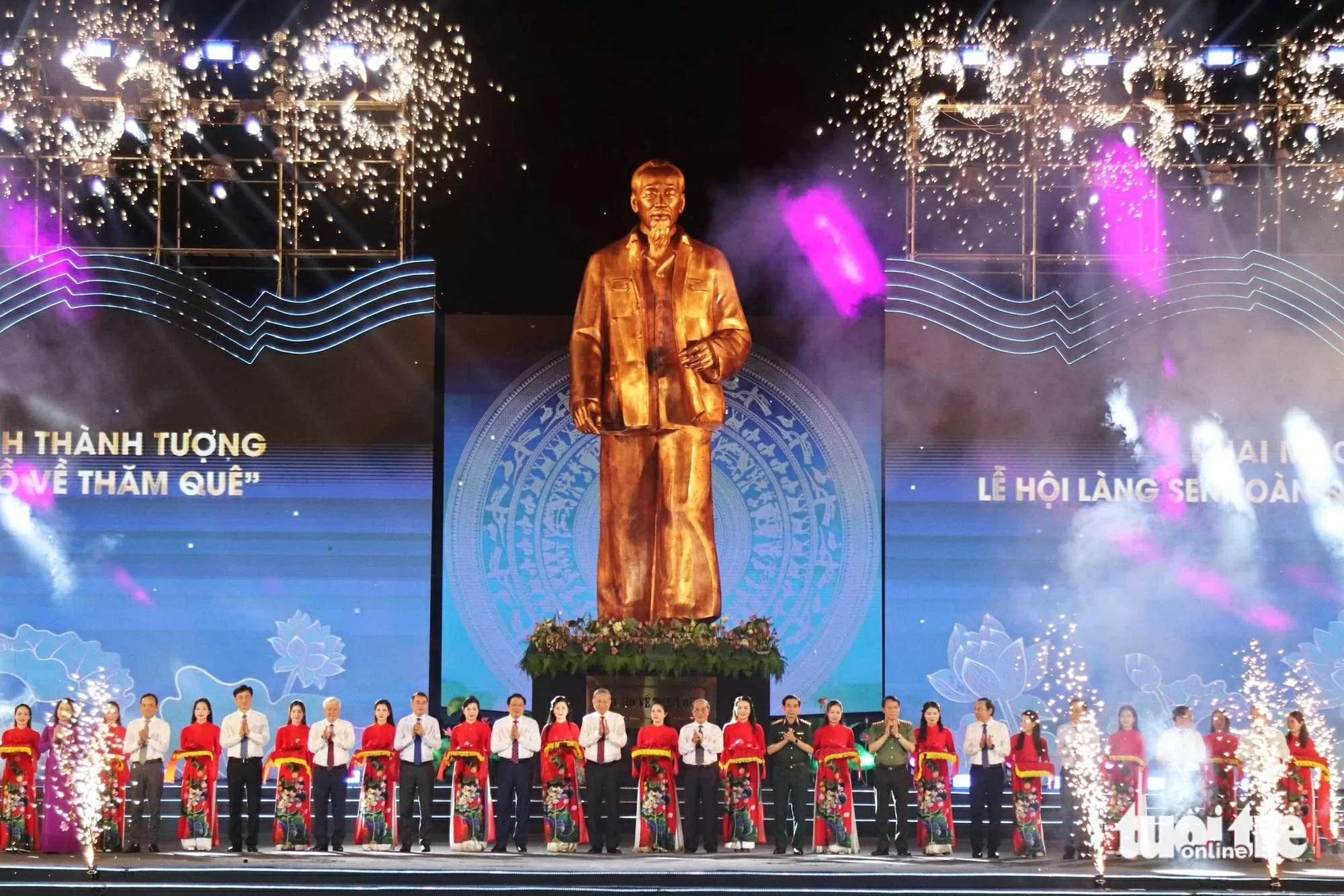 Bác vẫn cùng chúng cháu hành quân Bác vẫn cùng chúng cháu hành quân