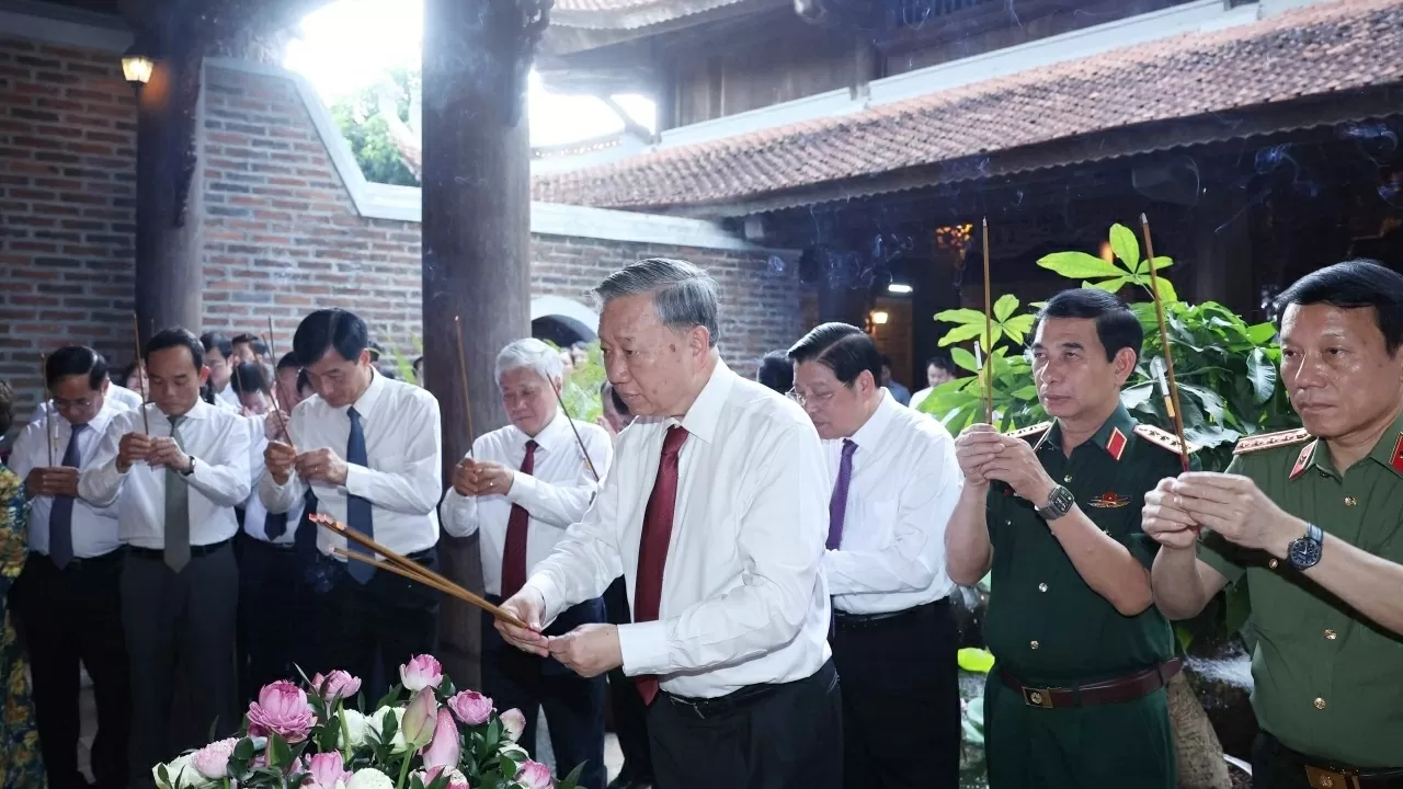 Bác vẫn cùng chúng cháu hành quân